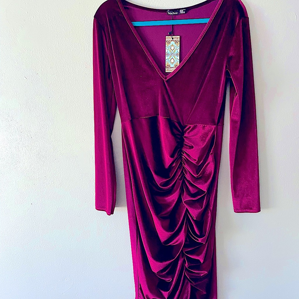 Cute burgundy velvet dress from Boohoo! Never worn